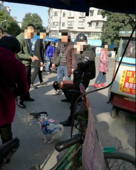 吃瓜群众便衣图片,街头巷尾的神秘身影